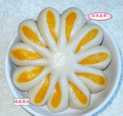 秋冬进补,食补为佳,鸿盛带你在家吃遍天下美食主食篇——滋补南瓜菊花馒头的做法。 秋冬进补,食补为佳,鸿盛带你在家吃遍天下美食主食篇——滋补南瓜菊花馒头的做法。